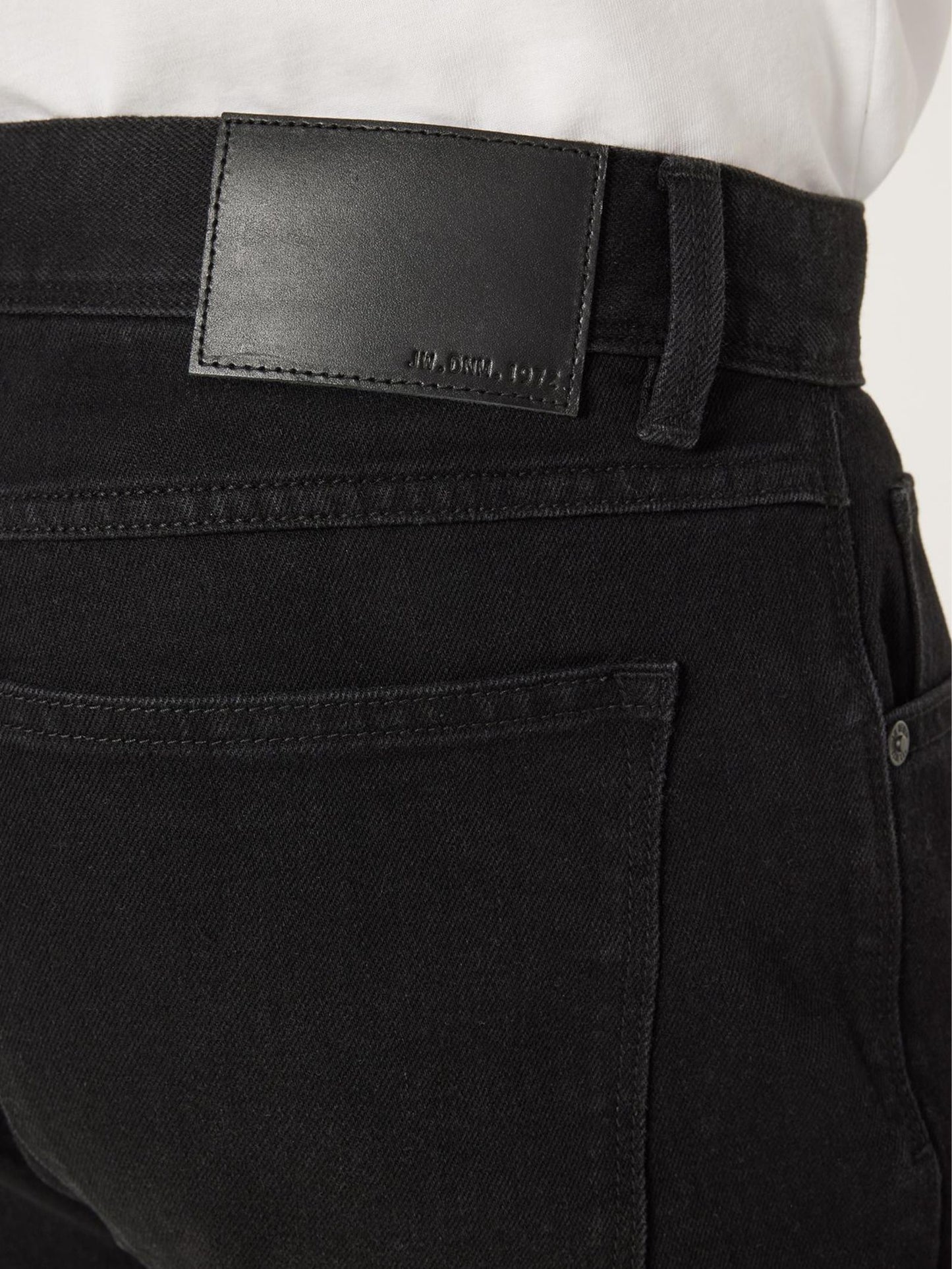 Relaxed Straight Jeans