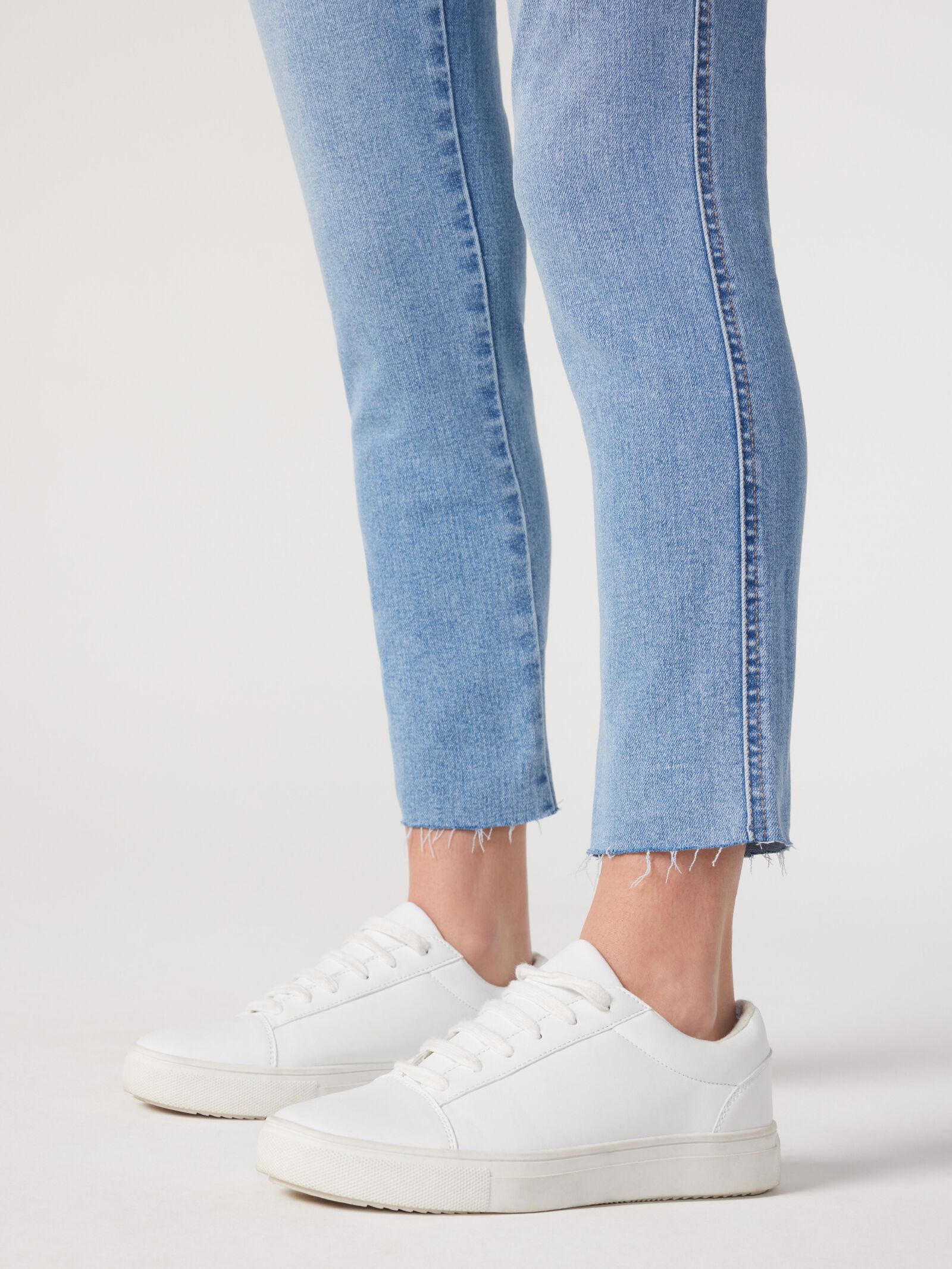 Izzy Mid Waisted Slim Crop Jeans